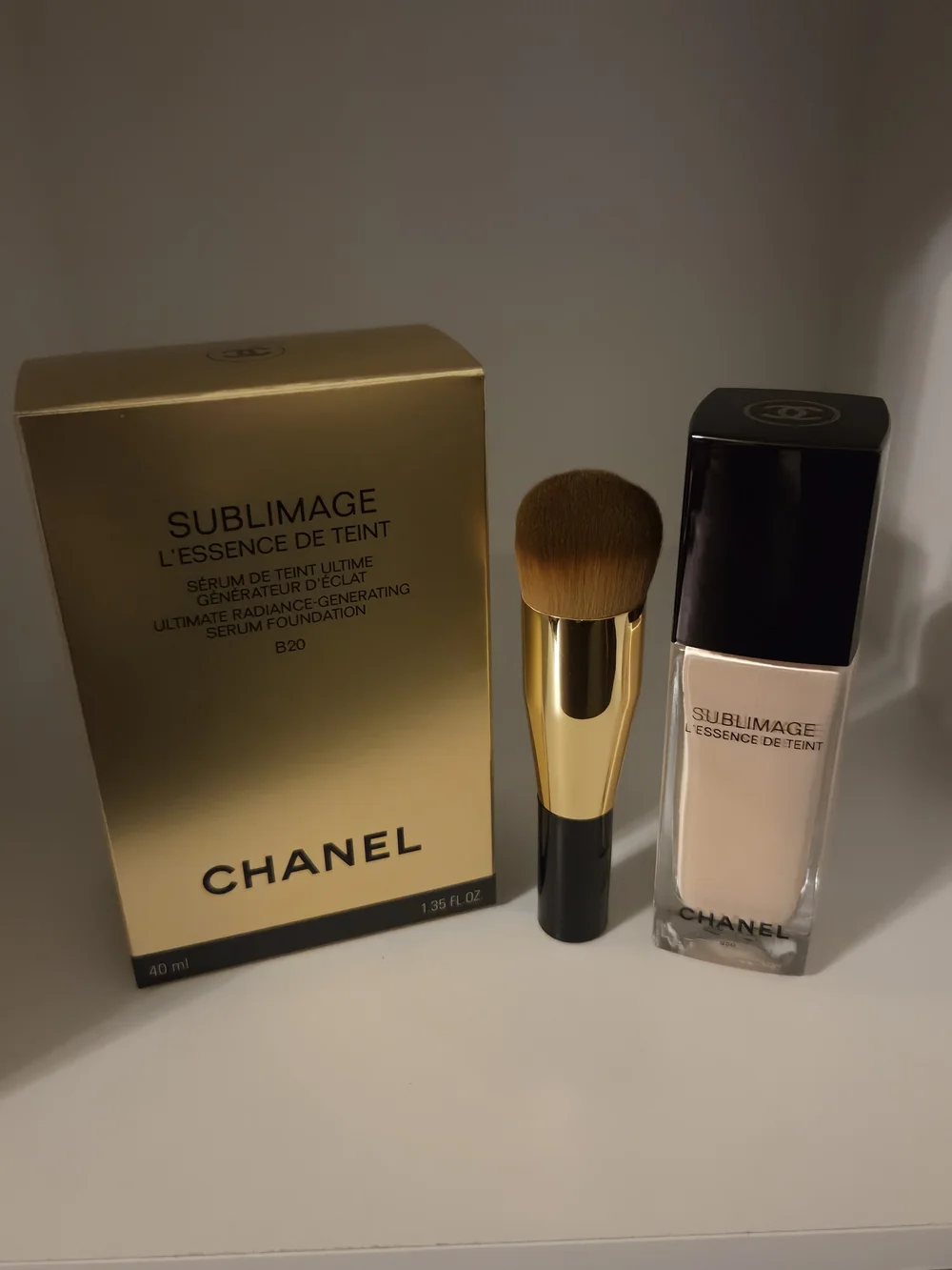 CHANEL Sublimage L'Essence de Teint Serum Foundation - Light (B20)